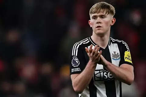 الدوري الإنجليزي.. لويس هول يغيب عن نيوكاسل لنهاية الموسم